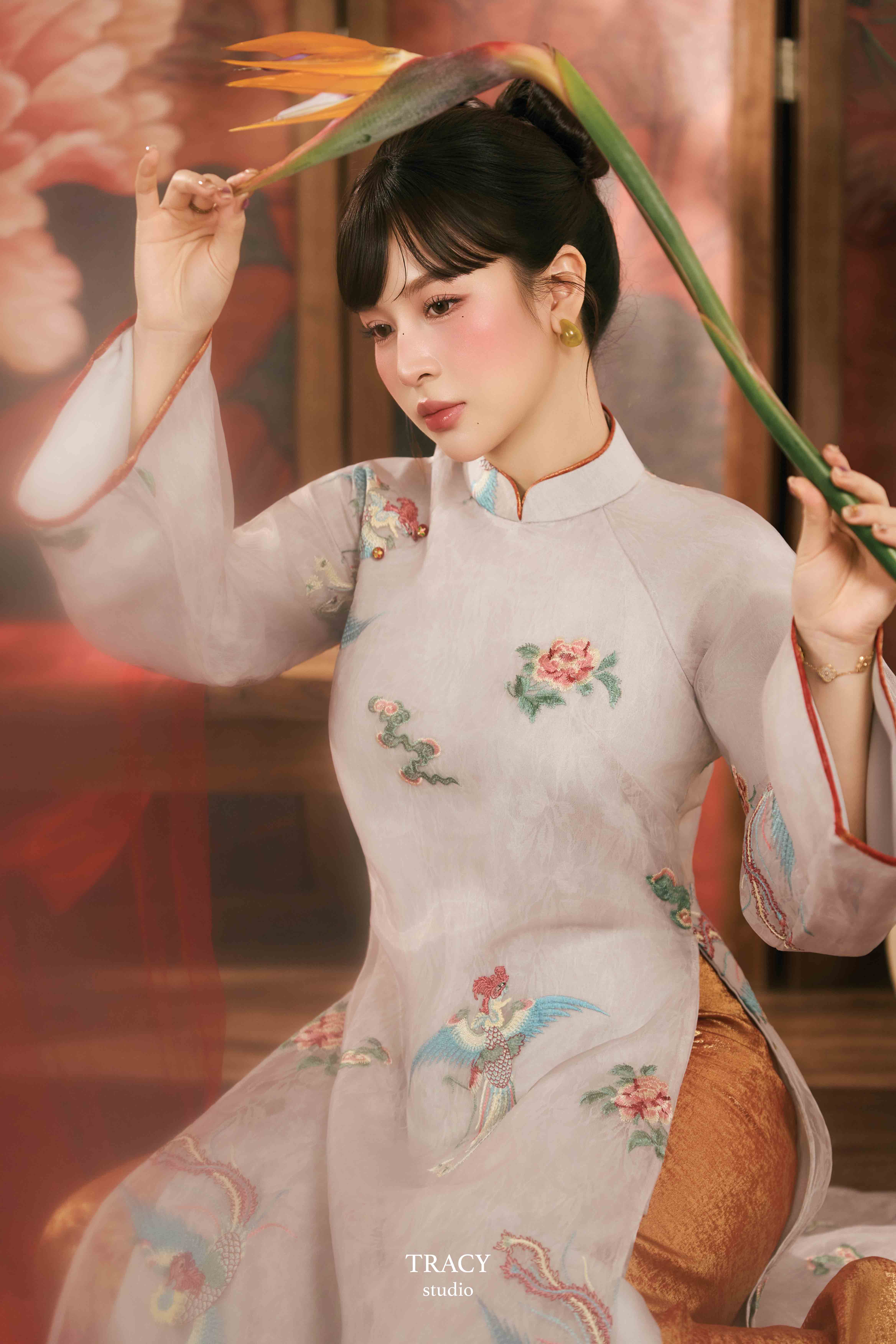 frontend/img/gallery/anh-tet-yem-ao-dai/tracy-studio-chup-concept-ao-dai-trinh-pham (1).jpg